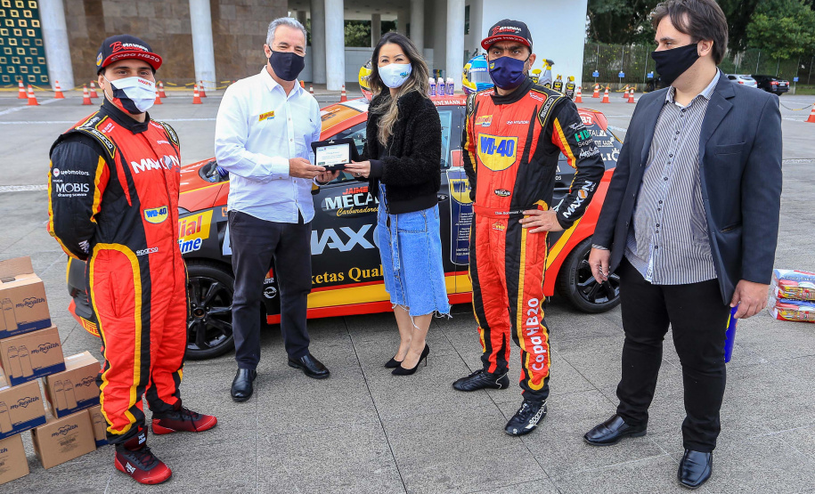 Entrega Cestas Básicas piloto Chritiano Bornemann Uma rede de solidariedade organizada por dois pilotos, Lucas e Cristiano Bornemann, da Copa HB20, seus patrocinadores e a Hyundai Brasil arrecadou cerca de uma tonelada e meia de alimentos não perecíveis e 20 mil frascos de álcool spray aerosol na última semana. Os produtos foram entregues ao Governo do Estado nesta quinta-feira (18). A doação foi recebida pela primeira-dama Luciana Saito Massa, que preside o Conselho de Ação Solidária. Foto: Valdelino Pontes