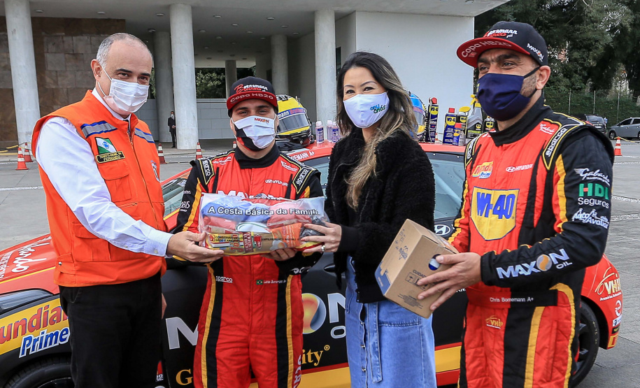 Entrega Cestas Básicas piloto Chritiano Bornemann Uma rede de solidariedade organizada por dois pilotos, Lucas e Cristiano Bornemann, da Copa HB20, seus patrocinadores e a Hyundai Brasil arrecadou cerca de uma tonelada e meia de alimentos não perecíveis e 20 mil frascos de álcool spray aerosol na última semana. Os produtos foram entregues ao Governo do Estado nesta quinta-feira (18). A doação foi recebida pela primeira-dama Luciana Saito Massa, que preside o Conselho de Ação Solidária. Foto: Valdelino Pontes