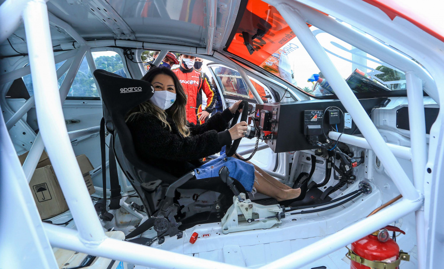 Entrega Cestas Básicas piloto Chritiano Bornemann Uma rede de solidariedade organizada por dois pilotos, Lucas e Cristiano Bornemann, da Copa HB20, seus patrocinadores e a Hyundai Brasil arrecadou cerca de uma tonelada e meia de alimentos não perecíveis e 20 mil frascos de álcool spray aerosol na última semana. Os produtos foram entregues ao Governo do Estado nesta quinta-feira (18). A doação foi recebida pela primeira-dama Luciana Saito Massa, que preside o Conselho de Ação Solidária. Foto: Valdelino Pontes