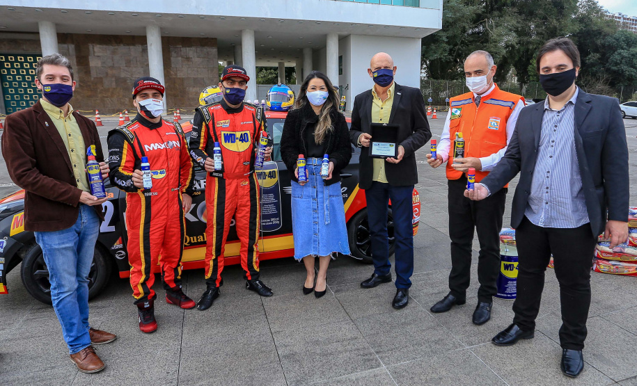 Entrega Cestas Básicas piloto Chritiano Bornemann Uma rede de solidariedade organizada por dois pilotos, Lucas e Cristiano Bornemann, da Copa HB20, seus patrocinadores e a Hyundai Brasil arrecadou cerca de uma tonelada e meia de alimentos não perecíveis e 20 mil frascos de álcool spray aerosol na última semana. Os produtos foram entregues ao Governo do Estado nesta quinta-feira (18). A doação foi recebida pela primeira-dama Luciana Saito Massa, que preside o Conselho de Ação Solidária. Foto: Valdelino Pontes