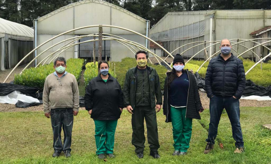 O Instituto Água e Terra, vinculado à Secretaria de Estado do Desenvolvimento Sustentável e do Turismo, distribui gratuitamente mudas de mais de 100 espécies nativas para todo o Estado. Entre elas estão araucária, jabuticaba, canela, peroba, imbuia e erva-mate, que formam parte da vegetação existente no Paraná. Apenas no ano passado foram cerca de 1,6 milhão de unidades.
Foto:IAT