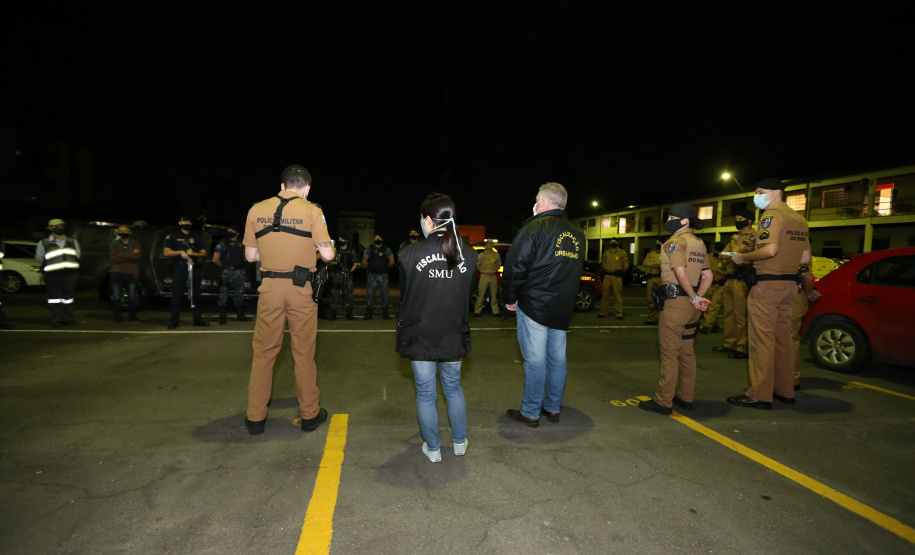 Fiscalizacao AIFU Ação Integrada de Fiscalização Urbana (AIFU) na noite desta quinta (18) fiscalizando bares e restaurantes que estão descumprindo o decreto 774/20 da Prefeitura de Curitiba, que restringiu várias atividades comerciais por causa da bandeira Laranja de alerta para contaminação de Covid-19Curitiba - 18/06/2020 - Foto: Geraldo Bubniak/AEN