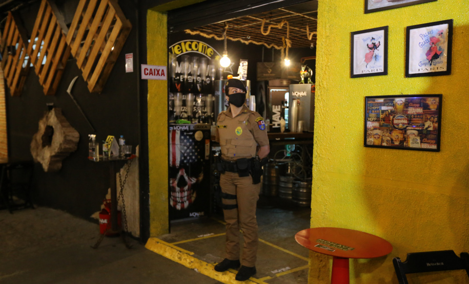 Fiscalizacao AIFU Ação Integrada de Fiscalização Urbana (AIFU) na noite desta quinta (18) fiscalizando bares e restaurantes que estão descumprindo o decreto 774/20 da Prefeitura de Curitiba, que restringiu várias atividades comerciais por causa da bandeira Laranja de alerta para contaminação de Covid-19Curitiba - 18/06/2020 - Foto: Geraldo Bubniak/AEN