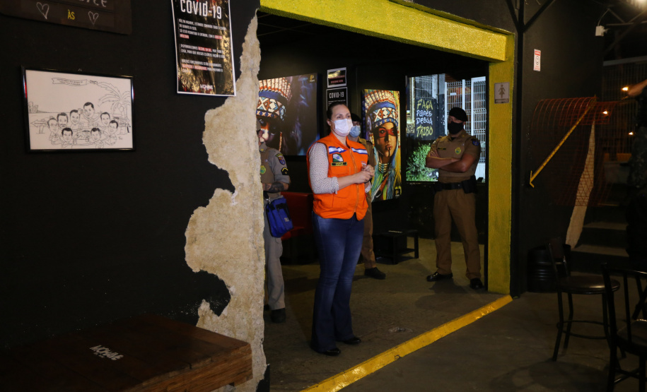 Fiscalizacao AIFU Ação Integrada de Fiscalização Urbana (AIFU) na noite desta quinta (18) fiscalizando bares e restaurantes que estão descumprindo o decreto 774/20 da Prefeitura de Curitiba, que restringiu várias atividades comerciais por causa da bandeira Laranja de alerta para contaminação de Covid-19Curitiba - 18/06/2020 - Foto: Geraldo Bubniak/AEN