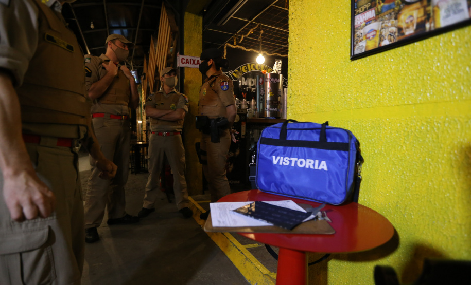 Fiscalizacao AIFU Ação Integrada de Fiscalização Urbana (AIFU) na noite desta quinta (18) fiscalizando bares e restaurantes que estão descumprindo o decreto 774/20 da Prefeitura de Curitiba, que restringiu várias atividades comerciais por causa da bandeira Laranja de alerta para contaminação de Covid-19Curitiba - 18/06/2020 - Foto: Geraldo Bubniak/AEN