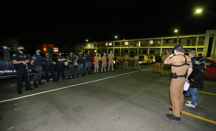 Fiscalizacao AIFU Ação Integrada de Fiscalização Urbana (AIFU) na noite desta quinta (18) fiscalizando bares e restaurantes que estão descumprindo o decreto 774/20 da Prefeitura de Curitiba, que restringiu várias atividades comerciais por causa da bandeira Laranja de alerta para contaminação de Covid-19Curitiba - 18/06/2020 - Foto: Geraldo Bubniak/AEN