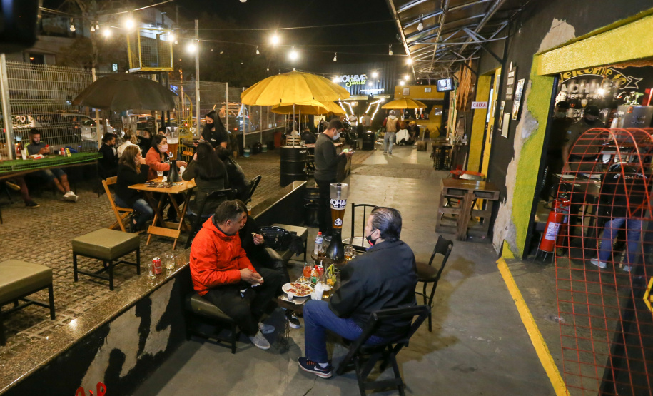 Fiscalizacao AIFU Ação Integrada de Fiscalização Urbana (AIFU) na noite desta quinta (18) fiscalizando bares e restaurantes que estão descumprindo o decreto 774/20 da Prefeitura de Curitiba, que restringiu várias atividades comerciais por causa da bandeira Laranja de alerta para contaminação de Covid-19Curitiba - 18/06/2020 - Foto: Geraldo Bubniak/AEN