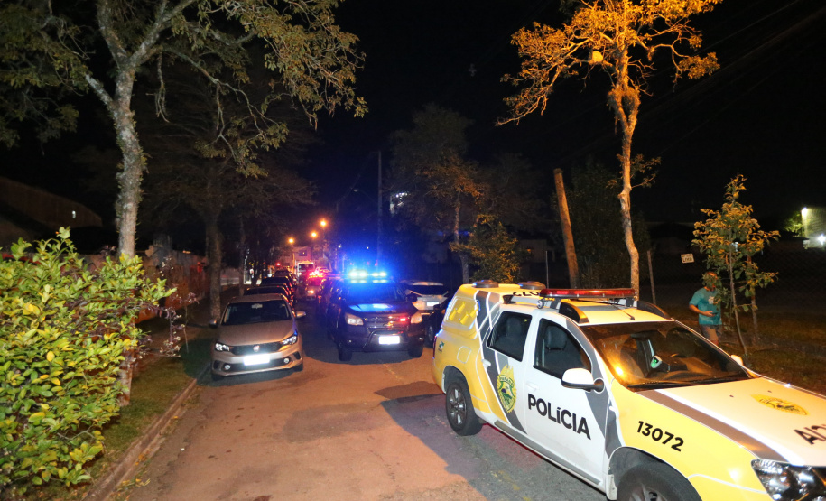 Fiscalizacao AIFU Ação Integrada de Fiscalização Urbana (AIFU) na noite desta quinta (18) fiscalizando bares e restaurantes que estão descumprindo o decreto 774/20 da Prefeitura de Curitiba, que restringiu várias atividades comerciais por causa da bandeira Laranja de alerta para contaminação de Covid-19Curitiba - 18/06/2020 - Foto: Geraldo Bubniak/AEN