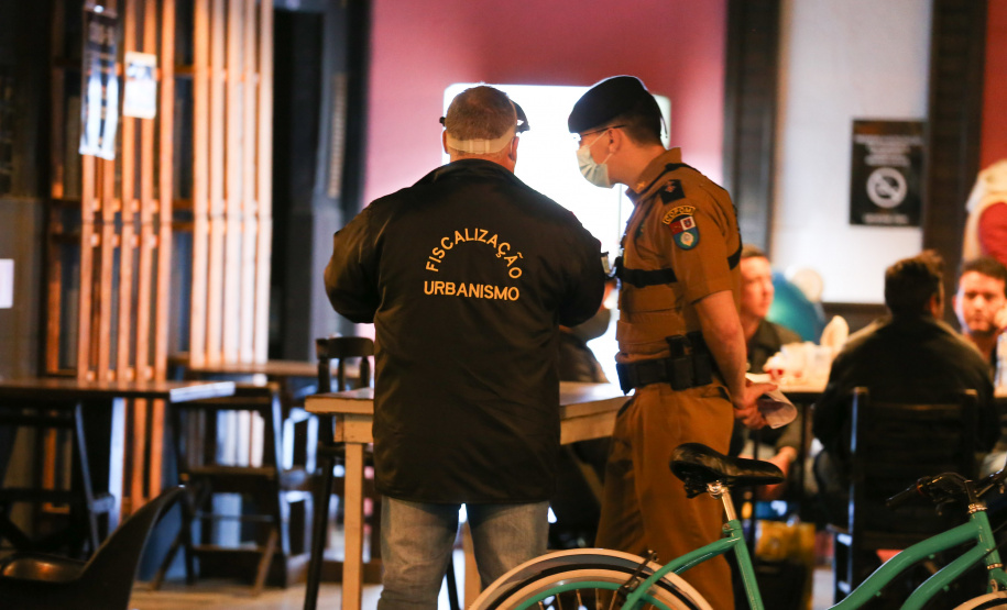 Fiscalizacao AIFU Ação Integrada de Fiscalização Urbana (AIFU) na noite desta quinta (18) fiscalizando bares e restaurantes que estão descumprindo o decreto 774/20 da Prefeitura de Curitiba, que restringiu várias atividades comerciais por causa da bandeira Laranja de alerta para contaminação de Covid-19Curitiba - 18/06/2020 - Foto: Geraldo Bubniak/AEN