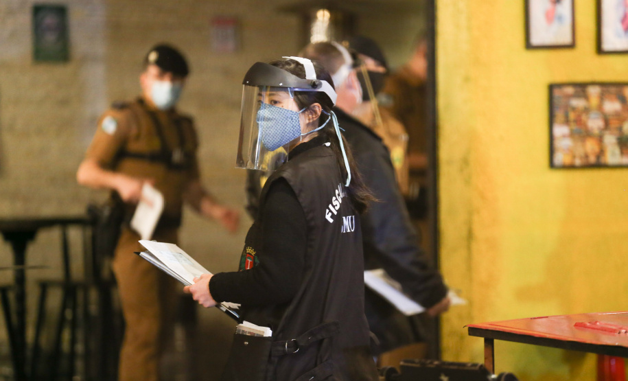 Fiscalizacao AIFU Ação Integrada de Fiscalização Urbana (AIFU) na noite desta quinta (18) fiscalizando bares e restaurantes que estão descumprindo o decreto 774/20 da Prefeitura de Curitiba, que restringiu várias atividades comerciais por causa da bandeira Laranja de alerta para contaminação de Covid-19Curitiba - 18/06/2020 - Foto: Geraldo Bubniak/AEN