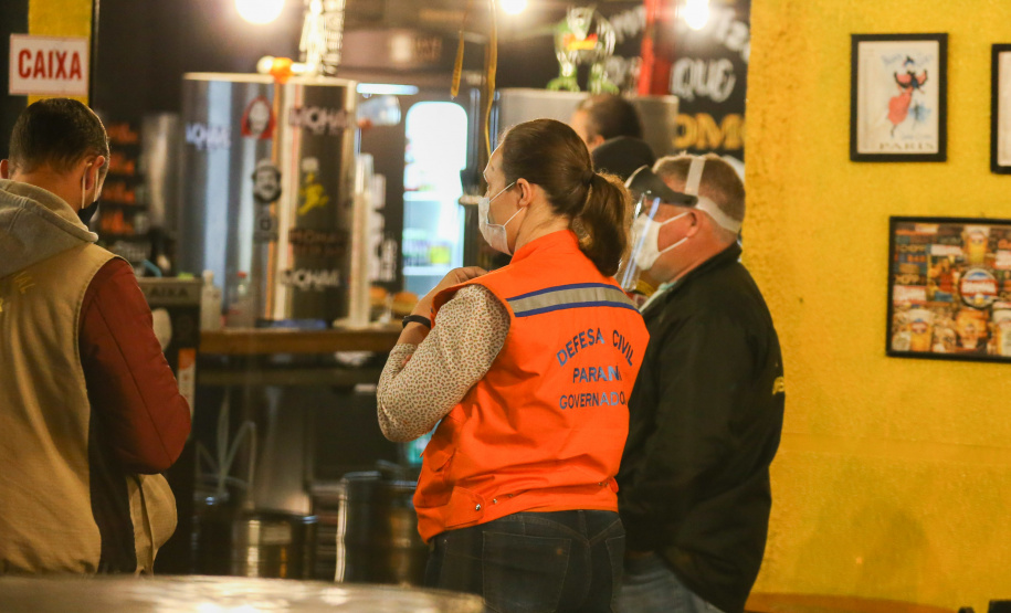Fiscalizacao AIFU Ação Integrada de Fiscalização Urbana (AIFU) na noite desta quinta (18) fiscalizando bares e restaurantes que estão descumprindo o decreto 774/20 da Prefeitura de Curitiba, que restringiu várias atividades comerciais por causa da bandeira Laranja de alerta para contaminação de Covid-19Curitiba - 18/06/2020 - Foto: Geraldo Bubniak/AEN