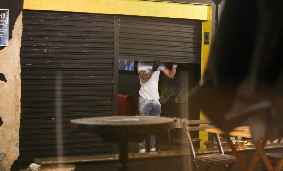 Fiscalizacao AIFU Ação Integrada de Fiscalização Urbana (AIFU) na noite desta quinta (18) fiscalizando bares e restaurantes que estão descumprindo o decreto 774/20 da Prefeitura de Curitiba, que restringiu várias atividades comerciais por causa da bandeira Laranja de alerta para contaminação de Covid-19Curitiba - 18/06/2020 - Foto: Geraldo Bubniak/AEN