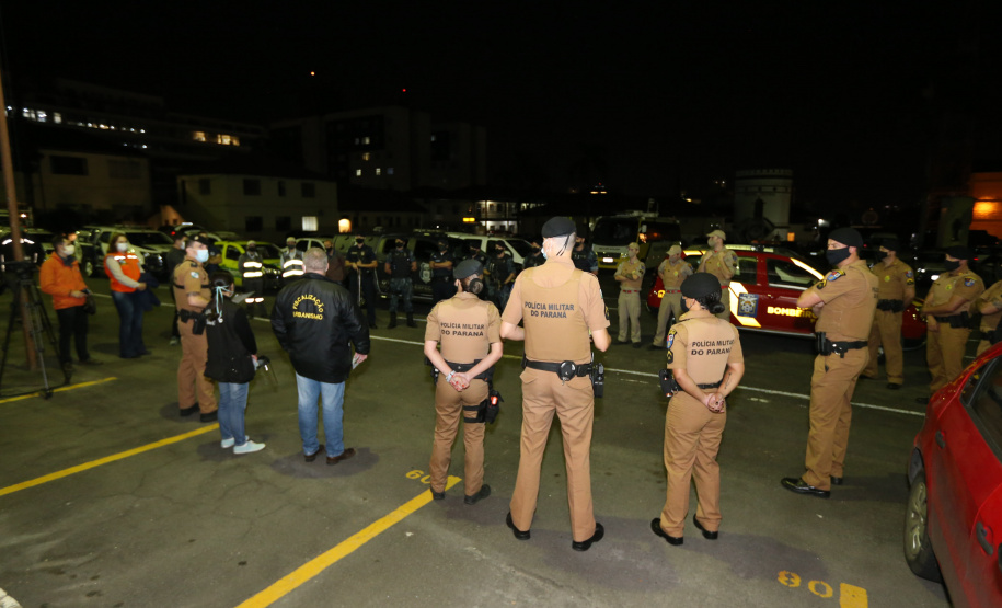 Fiscalizacao AIFU Ação Integrada de Fiscalização Urbana (AIFU) na noite desta quinta (18) fiscalizando bares e restaurantes que estão descumprindo o decreto 774/20 da Prefeitura de Curitiba, que restringiu várias atividades comerciais por causa da bandeira Laranja de alerta para contaminação de Covid-19Curitiba - 18/06/2020 - Foto: Geraldo Bubniak/AEN