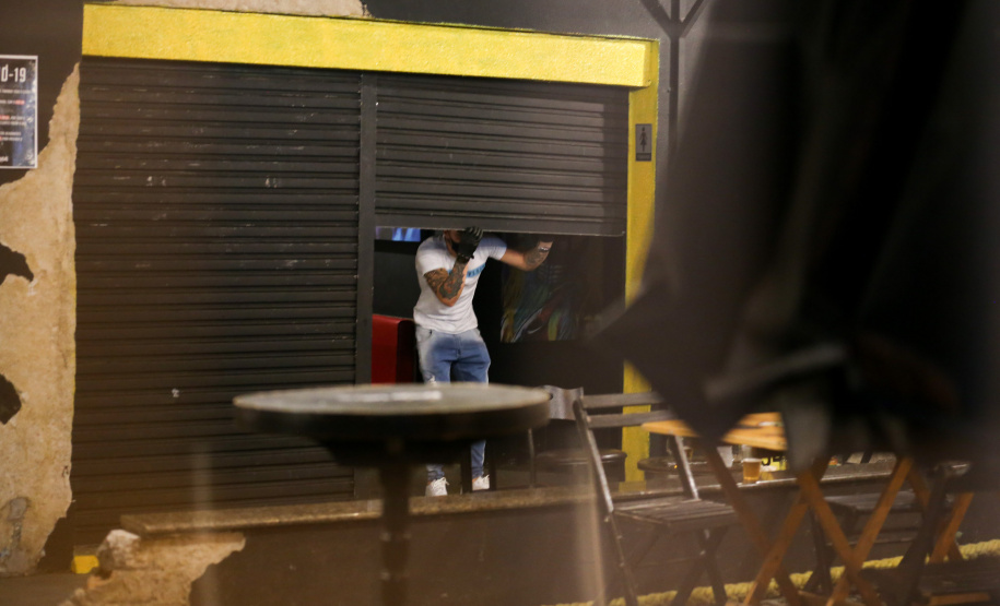 Fiscalizacao AIFU Ação Integrada de Fiscalização Urbana (AIFU) na noite desta quinta (18) fiscalizando bares e restaurantes que estão descumprindo o decreto 774/20 da Prefeitura de Curitiba, que restringiu várias atividades comerciais por causa da bandeira Laranja de alerta para contaminação de Covid-19Curitiba - 18/06/2020 - Foto: Geraldo Bubniak/AEN