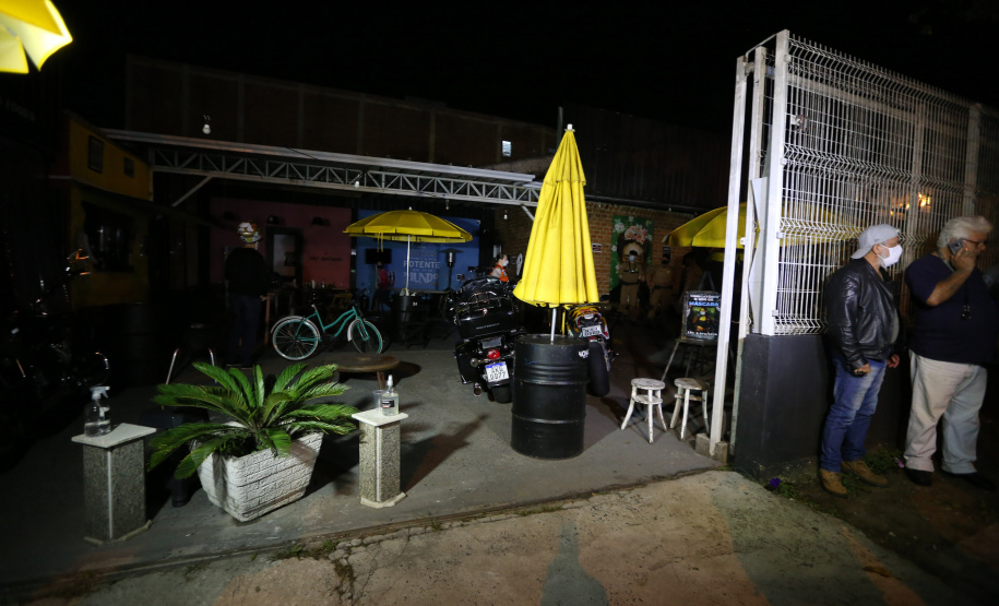 Fiscalizacao AIFU Ação Integrada de Fiscalização Urbana (AIFU) na noite desta quinta (18) fiscalizando bares e restaurantes que estão descumprindo o decreto 774/20 da Prefeitura de Curitiba, que restringiu várias atividades comerciais por causa da bandeira Laranja de alerta para contaminação de Covid-19Curitiba - 18/06/2020 - Foto: Geraldo Bubniak/AEN