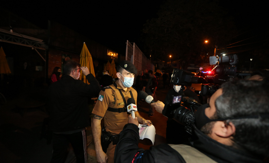 Fiscalizacao AIFU Ação Integrada de Fiscalização Urbana (AIFU) na noite desta quinta (18) fiscalizando bares e restaurantes que estão descumprindo o decreto 774/20 da Prefeitura de Curitiba, que restringiu várias atividades comerciais por causa da bandeira Laranja de alerta para contaminação de Covid-19Curitiba - 18/06/2020 - Foto: Geraldo Bubniak/AEN
