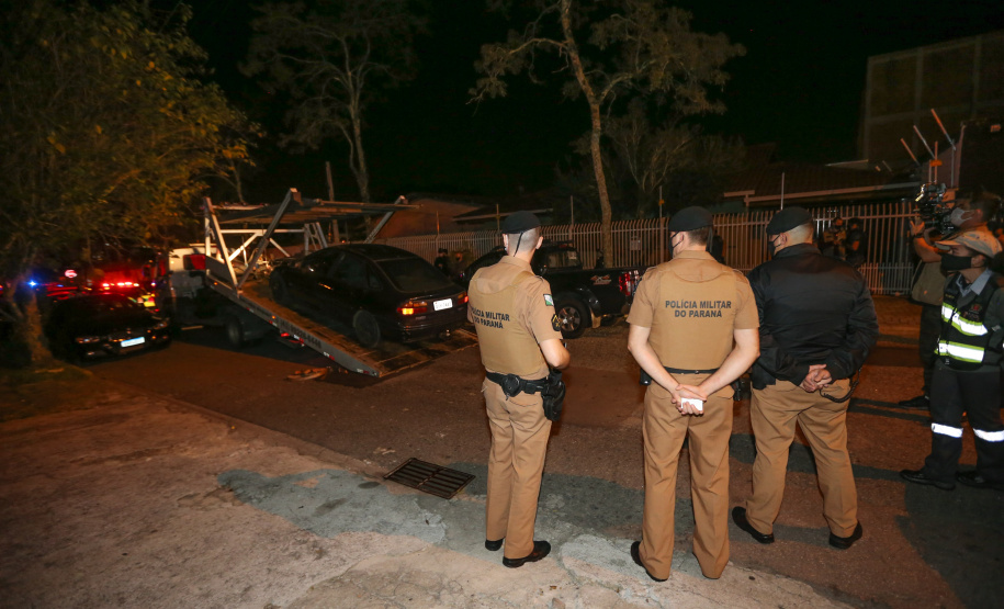 Fiscalizacao AIFU Ação Integrada de Fiscalização Urbana (AIFU) na noite desta quinta (18) fiscalizando bares e restaurantes que estão descumprindo o decreto 774/20 da Prefeitura de Curitiba, que restringiu várias atividades comerciais por causa da bandeira Laranja de alerta para contaminação de Covid-19Curitiba - 18/06/2020 - Foto: Geraldo Bubniak/AEN