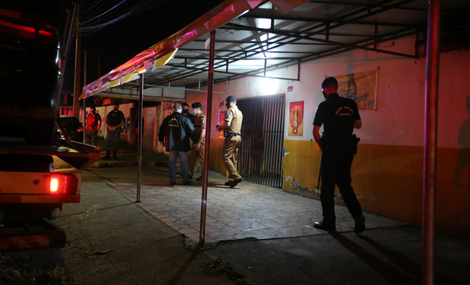 Fiscalizacao AIFU Ação Integrada de Fiscalização Urbana (AIFU) na noite desta quinta (18) fiscalizando bares e restaurantes que estão descumprindo o decreto 774/20 da Prefeitura de Curitiba, que restringiu várias atividades comerciais por causa da bandeira Laranja de alerta para contaminação de Covid-19Curitiba - 18/06/2020 - Foto: Geraldo Bubniak/AEN