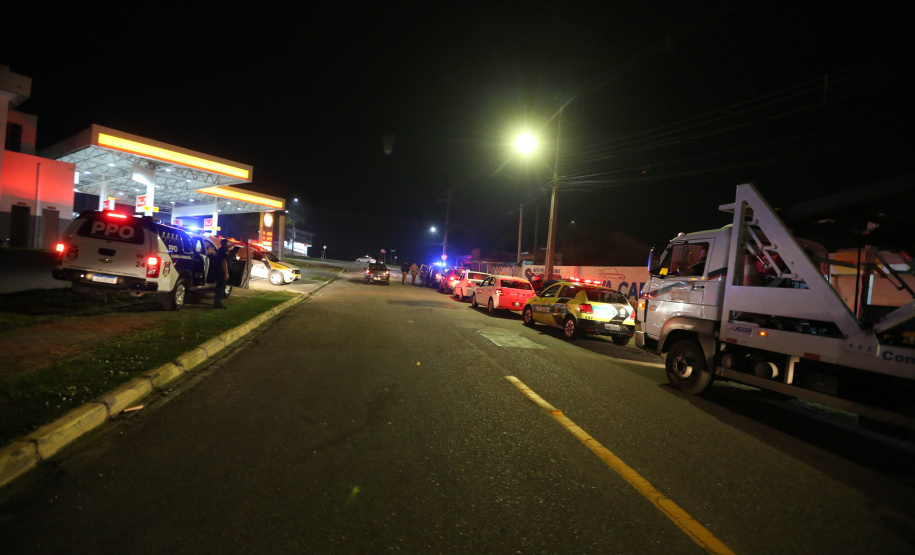 Fiscalizacao AIFU Ação Integrada de Fiscalização Urbana (AIFU) na noite desta quinta (18) fiscalizando bares e restaurantes que estão descumprindo o decreto 774/20 da Prefeitura de Curitiba, que restringiu várias atividades comerciais por causa da bandeira Laranja de alerta para contaminação de Covid-19Curitiba - 18/06/2020 - Foto: Geraldo Bubniak/AEN