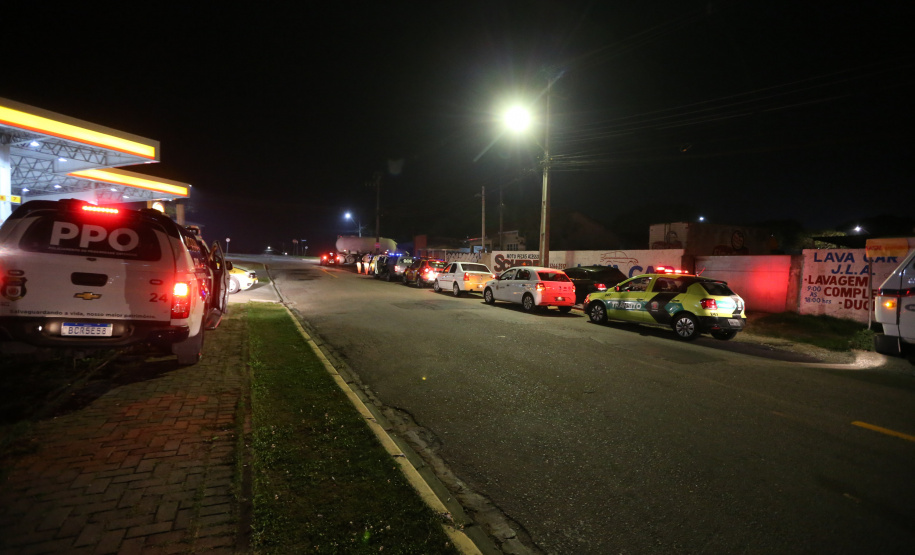 Fiscalizacao AIFU Ação Integrada de Fiscalização Urbana (AIFU) na noite desta quinta (18) fiscalizando bares e restaurantes que estão descumprindo o decreto 774/20 da Prefeitura de Curitiba, que restringiu várias atividades comerciais por causa da bandeira Laranja de alerta para contaminação de Covid-19Curitiba - 18/06/2020 - Foto: Geraldo Bubniak/AEN