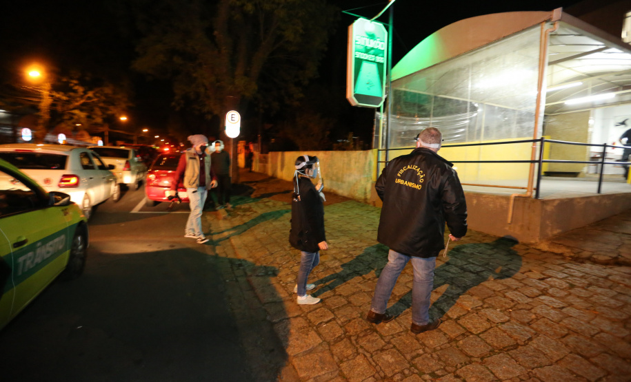 Fiscalizacao AIFU Ação Integrada de Fiscalização Urbana (AIFU) na noite desta quinta (18) fiscalizando bares e restaurantes que estão descumprindo o decreto 774/20 da Prefeitura de Curitiba, que restringiu várias atividades comerciais por causa da bandeira Laranja de alerta para contaminação de Covid-19Curitiba - 18/06/2020 - Foto: Geraldo Bubniak/AEN