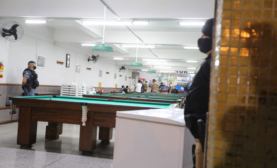 Fiscalizacao AIFU Ação Integrada de Fiscalização Urbana (AIFU) na noite desta quinta (18) fiscalizando bares e restaurantes que estão descumprindo o decreto 774/20 da Prefeitura de Curitiba, que restringiu várias atividades comerciais por causa da bandeira Laranja de alerta para contaminação de Covid-19Curitiba - 18/06/2020 - Foto: Geraldo Bubniak/AEN