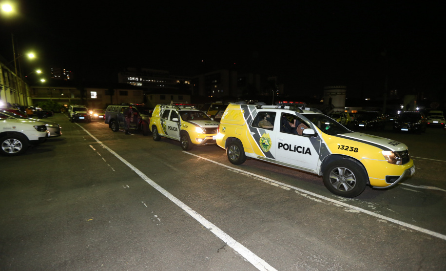 Fiscalizacao AIFU Ação Integrada de Fiscalização Urbana (AIFU) na noite desta quinta (18) fiscalizando bares e restaurantes que estão descumprindo o decreto 774/20 da Prefeitura de Curitiba, que restringiu várias atividades comerciais por causa da bandeira Laranja de alerta para contaminação de Covid-19Curitiba - 18/06/2020 - Foto: Geraldo Bubniak/AEN