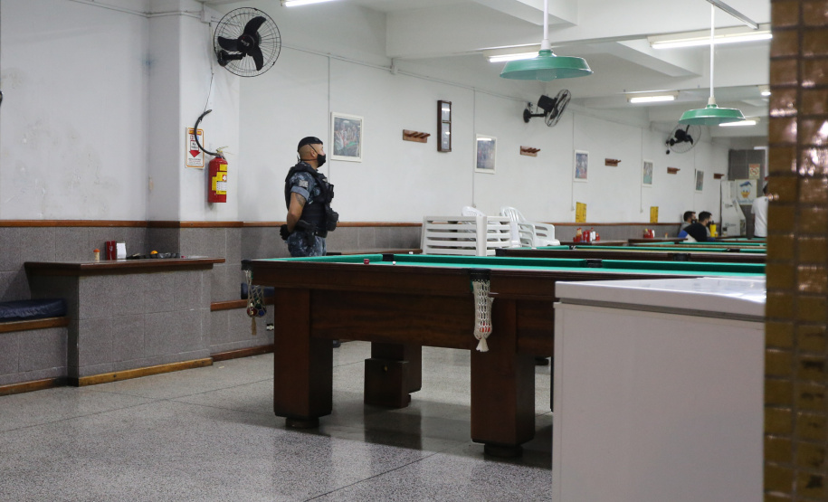 Fiscalizacao AIFU Ação Integrada de Fiscalização Urbana (AIFU) na noite desta quinta (18) fiscalizando bares e restaurantes que estão descumprindo o decreto 774/20 da Prefeitura de Curitiba, que restringiu várias atividades comerciais por causa da bandeira Laranja de alerta para contaminação de Covid-19Curitiba - 18/06/2020 - Foto: Geraldo Bubniak/AEN