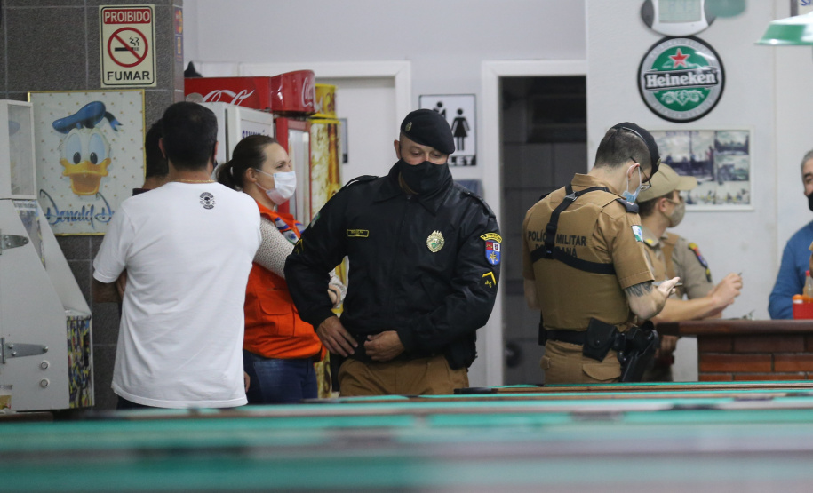 Fiscalizacao AIFU Ação Integrada de Fiscalização Urbana (AIFU) na noite desta quinta (18) fiscalizando bares e restaurantes que estão descumprindo o decreto 774/20 da Prefeitura de Curitiba, que restringiu várias atividades comerciais por causa da bandeira Laranja de alerta para contaminação de Covid-19Curitiba - 18/06/2020 - Foto: Geraldo Bubniak/AEN