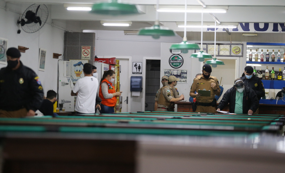 Fiscalizacao AIFU Ação Integrada de Fiscalização Urbana (AIFU) na noite desta quinta (18) fiscalizando bares e restaurantes que estão descumprindo o decreto 774/20 da Prefeitura de Curitiba, que restringiu várias atividades comerciais por causa da bandeira Laranja de alerta para contaminação de Covid-19Curitiba - 18/06/2020 - Foto: Geraldo Bubniak/AEN