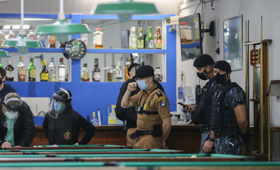 Fiscalizacao AIFU Ação Integrada de Fiscalização Urbana (AIFU) na noite desta quinta (18) fiscalizando bares e restaurantes que estão descumprindo o decreto 774/20 da Prefeitura de Curitiba, que restringiu várias atividades comerciais por causa da bandeira Laranja de alerta para contaminação de Covid-19Curitiba - 18/06/2020 - Foto: Geraldo Bubniak/AEN