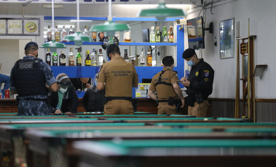 Fiscalizacao AIFU Ação Integrada de Fiscalização Urbana (AIFU) na noite desta quinta (18) fiscalizando bares e restaurantes que estão descumprindo o decreto 774/20 da Prefeitura de Curitiba, que restringiu várias atividades comerciais por causa da bandeira Laranja de alerta para contaminação de Covid-19Curitiba - 18/06/2020 - Foto: Geraldo Bubniak/AEN