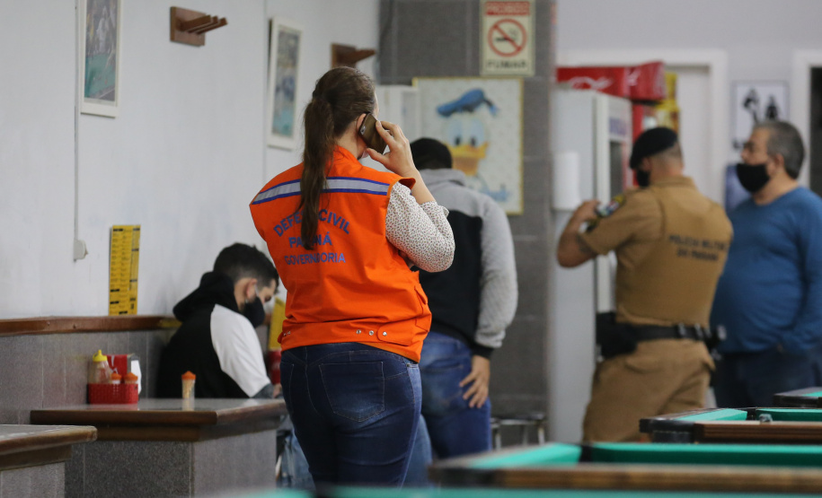 Fiscalizacao AIFU Ação Integrada de Fiscalização Urbana (AIFU) na noite desta quinta (18) fiscalizando bares e restaurantes que estão descumprindo o decreto 774/20 da Prefeitura de Curitiba, que restringiu várias atividades comerciais por causa da bandeira Laranja de alerta para contaminação de Covid-19Curitiba - 18/06/2020 - Foto: Geraldo Bubniak/AEN