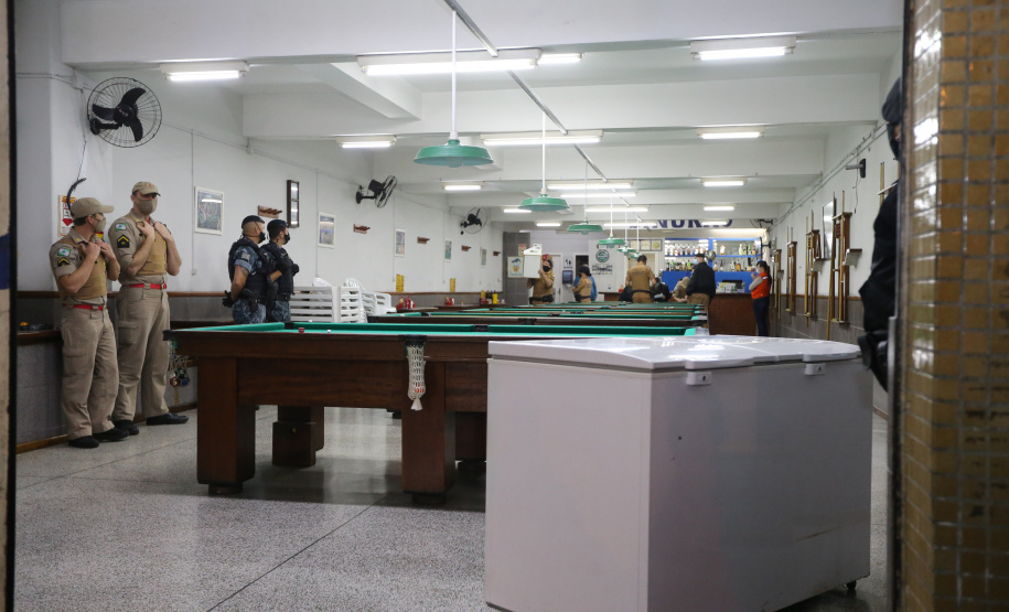 Fiscalizacao AIFU Ação Integrada de Fiscalização Urbana (AIFU) na noite desta quinta (18) fiscalizando bares e restaurantes que estão descumprindo o decreto 774/20 da Prefeitura de Curitiba, que restringiu várias atividades comerciais por causa da bandeira Laranja de alerta para contaminação de Covid-19Curitiba - 18/06/2020 - Foto: Geraldo Bubniak/AEN