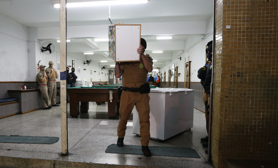 Fiscalizacao AIFU Ação Integrada de Fiscalização Urbana (AIFU) na noite desta quinta (18) fiscalizando bares e restaurantes que estão descumprindo o decreto 774/20 da Prefeitura de Curitiba, que restringiu várias atividades comerciais por causa da bandeira Laranja de alerta para contaminação de Covid-19Curitiba - 18/06/2020 - Foto: Geraldo Bubniak/AEN