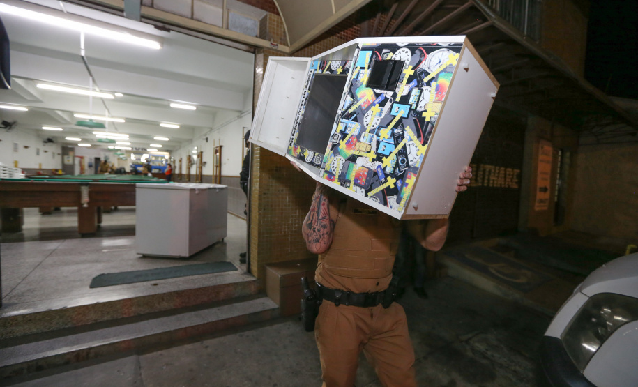 Fiscalizacao AIFU Ação Integrada de Fiscalização Urbana (AIFU) na noite desta quinta (18) fiscalizando bares e restaurantes que estão descumprindo o decreto 774/20 da Prefeitura de Curitiba, que restringiu várias atividades comerciais por causa da bandeira Laranja de alerta para contaminação de Covid-19Curitiba - 18/06/2020 - Foto: Geraldo Bubniak/AEN