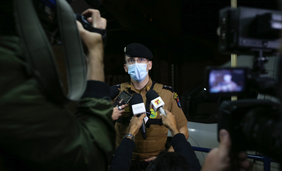 Fiscalizacao AIFU Ação Integrada de Fiscalização Urbana (AIFU) na noite desta quinta (18) fiscalizando bares e restaurantes que estão descumprindo o decreto 774/20 da Prefeitura de Curitiba, que restringiu várias atividades comerciais por causa da bandeira Laranja de alerta para contaminação de Covid-19Curitiba - 18/06/2020 - Foto: Geraldo Bubniak/AEN