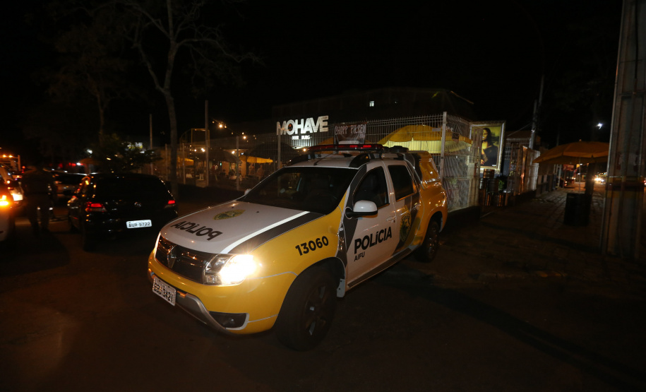 Fiscalizacao AIFU Ação Integrada de Fiscalização Urbana (AIFU) na noite desta quinta (18) fiscalizando bares e restaurantes que estão descumprindo o decreto 774/20 da Prefeitura de Curitiba, que restringiu várias atividades comerciais por causa da bandeira Laranja de alerta para contaminação de Covid-19Curitiba - 18/06/2020 - Foto: Geraldo Bubniak/AEN