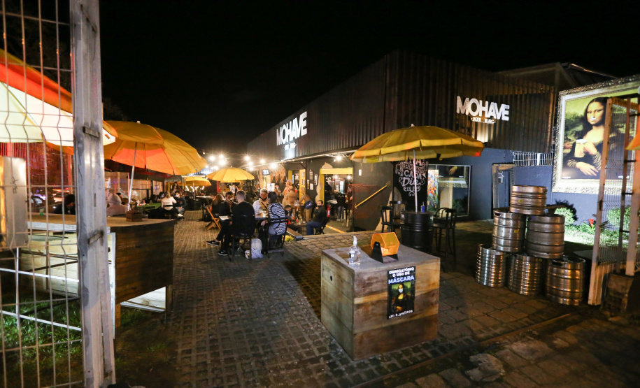 Fiscalizacao AIFU Ação Integrada de Fiscalização Urbana (AIFU) na noite desta quinta (18) fiscalizando bares e restaurantes que estão descumprindo o decreto 774/20 da Prefeitura de Curitiba, que restringiu várias atividades comerciais por causa da bandeira Laranja de alerta para contaminação de Covid-19Curitiba - 18/06/2020 - Foto: Geraldo Bubniak/AEN