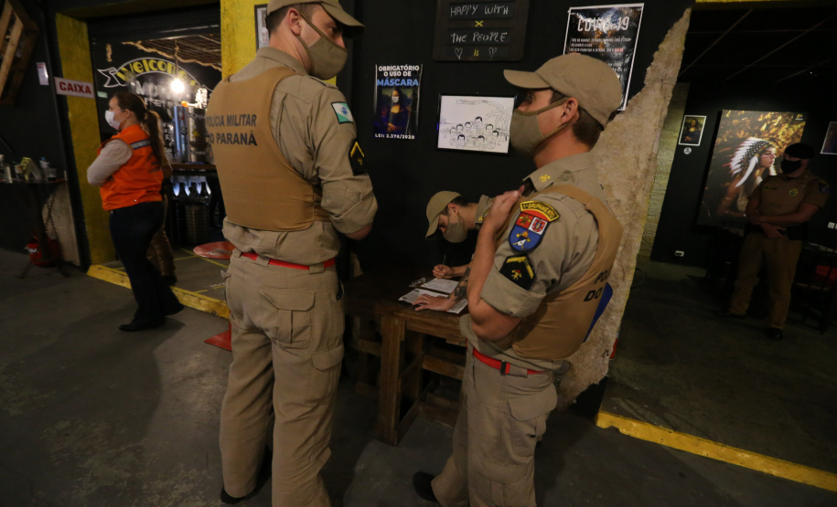 Fiscalizacao AIFU Ação Integrada de Fiscalização Urbana (AIFU) na noite desta quinta (18) fiscalizando bares e restaurantes que estão descumprindo o decreto 774/20 da Prefeitura de Curitiba, que restringiu várias atividades comerciais por causa da bandeira Laranja de alerta para contaminação de Covid-19Curitiba - 18/06/2020 - Foto: Geraldo Bubniak/AEN