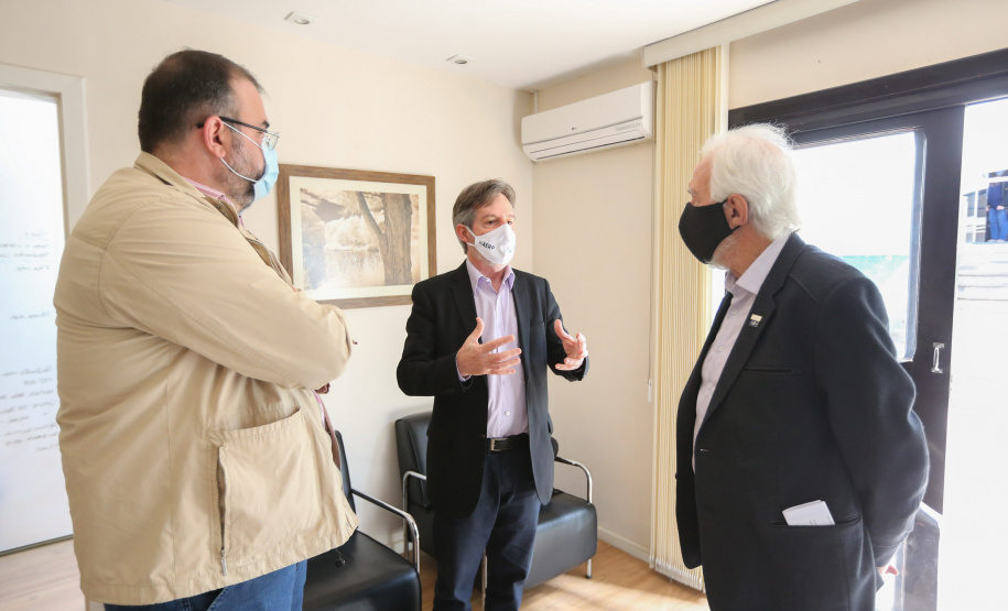 AERP O vice governador Darci Piana participa nesta sexta-feira (19) do programa Em Pauta da Associação das Emissoras de Radiodifusão do Paraná (AERP). Acompanhado do Presidente da Aerp, Michel Micheleto e do secretário da Comunicação e da Cultura, Joao Evaristo Debiasi. Curitiba, 19/06/2020 - Foto: Geraldo Bubniak/AEN