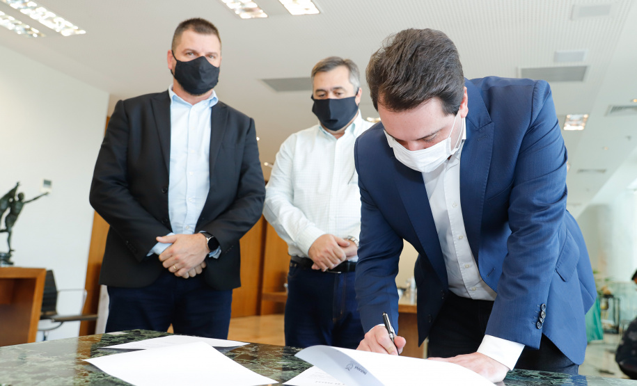 Governador Carlos MassaRatinho Junior assina o  decreto (4.885/20) com novas recomendações para restringir a circulação de pessoas nos municípios que compõem a Região Metropolitana de Curitiba.