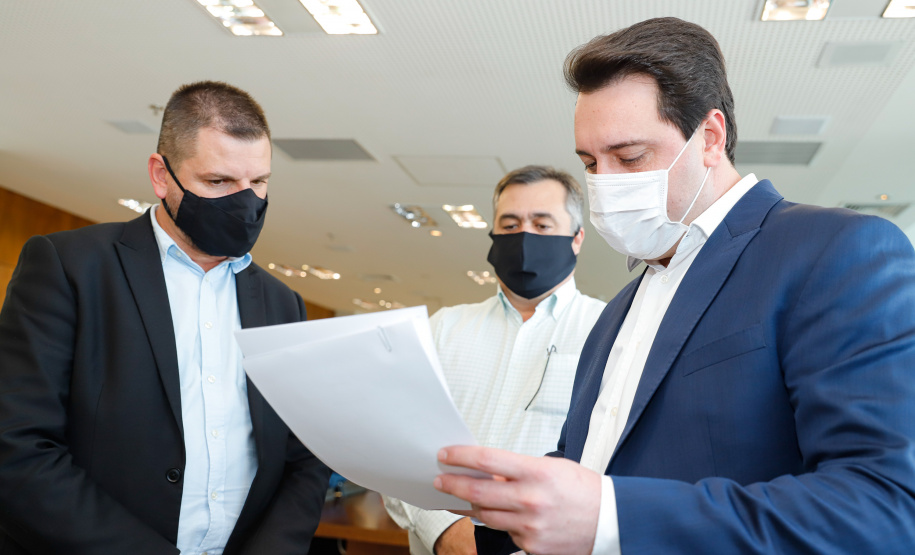 Governador Carlos MassaRatinho Junior assina o  decreto (4.885/20) com novas recomendações para restringir a circulação de pessoas nos municípios que compõem a Região Metropolitana de Curitiba.