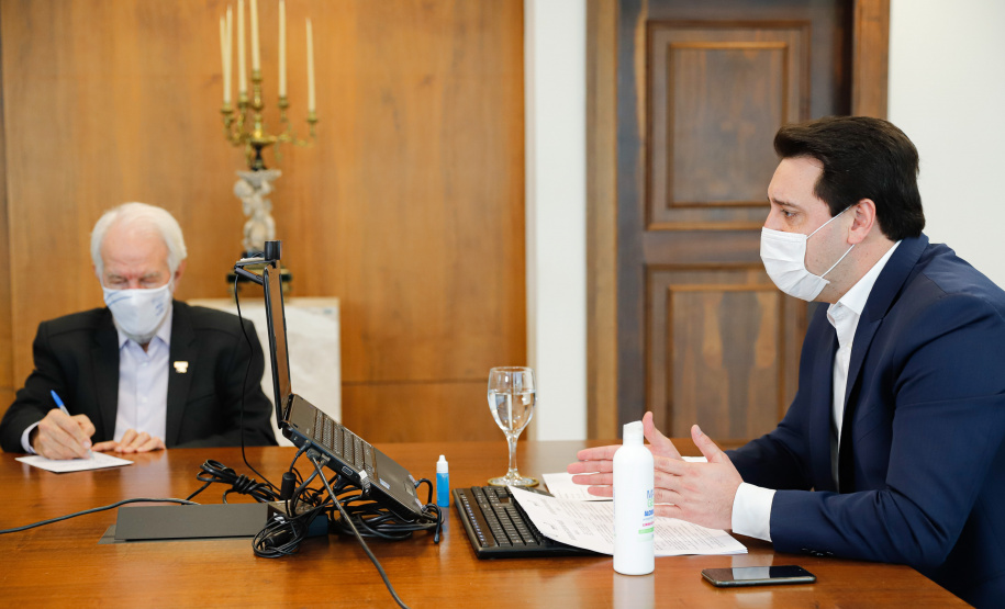 Governador Carlos MassaRatinho Junior assina o  decreto (4.885/20) com novas recomendações para restringir a circulação de pessoas nos municípios que compõem a Região Metropolitana de Curitiba.