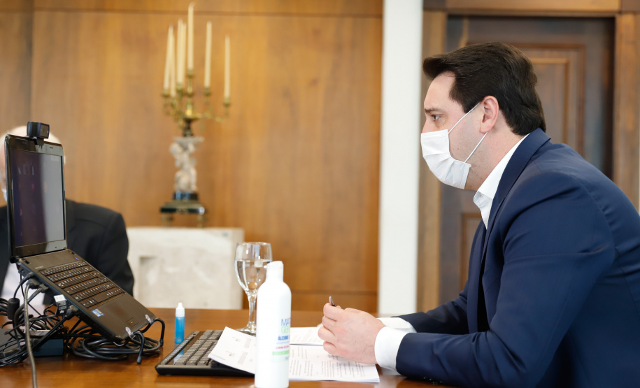 Governador Carlos MassaRatinho Junior assina o  decreto (4.885/20) com novas recomendações para restringir a circulação de pessoas nos municípios que compõem a Região Metropolitana de Curitiba.