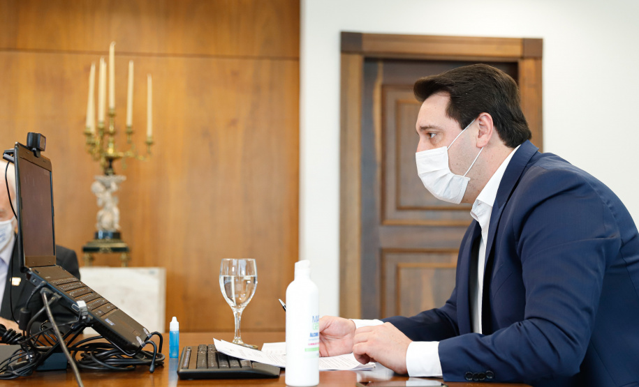 Governador Carlos MassaRatinho Junior assina o  decreto (4.885/20) com novas recomendações para restringir a circulação de pessoas nos municípios que compõem a Região Metropolitana de Curitiba.