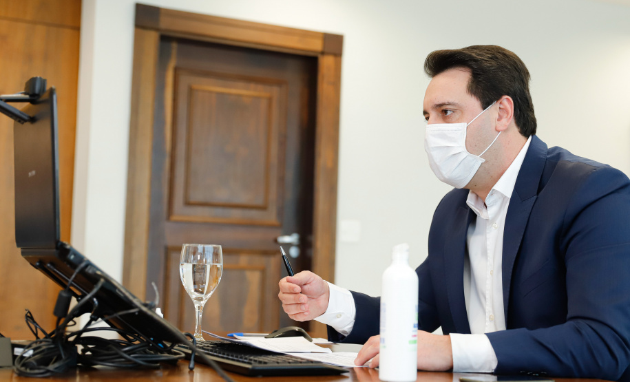 Governador Carlos MassaRatinho Junior assina o  decreto (4.885/20) com novas recomendações para restringir a circulação de pessoas nos municípios que compõem a Região Metropolitana de Curitiba.