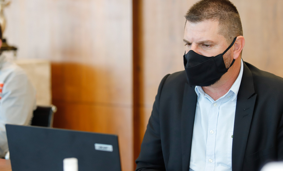 Governador Carlos MassaRatinho Junior assina o  decreto (4.885/20) com novas recomendações para restringir a circulação de pessoas nos municípios que compõem a Região Metropolitana de Curitiba.