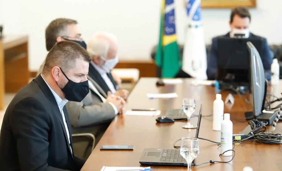 Governador Carlos MassaRatinho Junior assina o  decreto (4.885/20) com novas recomendações para restringir a circulação de pessoas nos municípios que compõem a Região Metropolitana de Curitiba.