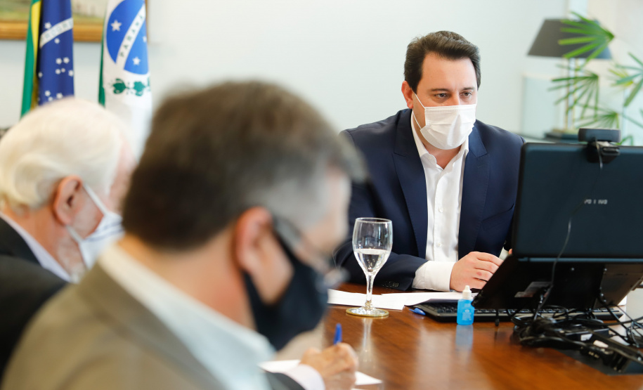 Governador Carlos MassaRatinho Junior assina o  decreto (4.885/20) com novas recomendações para restringir a circulação de pessoas nos municípios que compõem a Região Metropolitana de Curitiba.